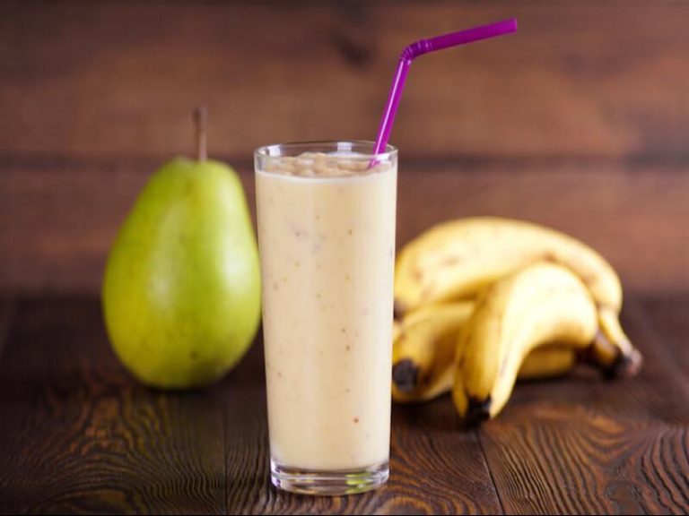 Feel the Energy Surge: Power Up with this Iron-Packed Banana Pear Spinach Smoothie