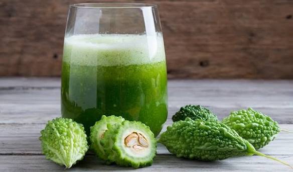 The best times to drink aloe bitter melon juice: Aloe bitter melon juice in a glass for blood sugar balance, natural diabetes support.