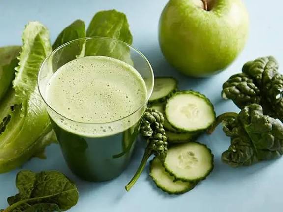 14 Best green juices for diabetes: Fresh green juices made with spinach, kale, aloe vera, cucumber, and bitter melon for diabetes management and blood sugar balance.